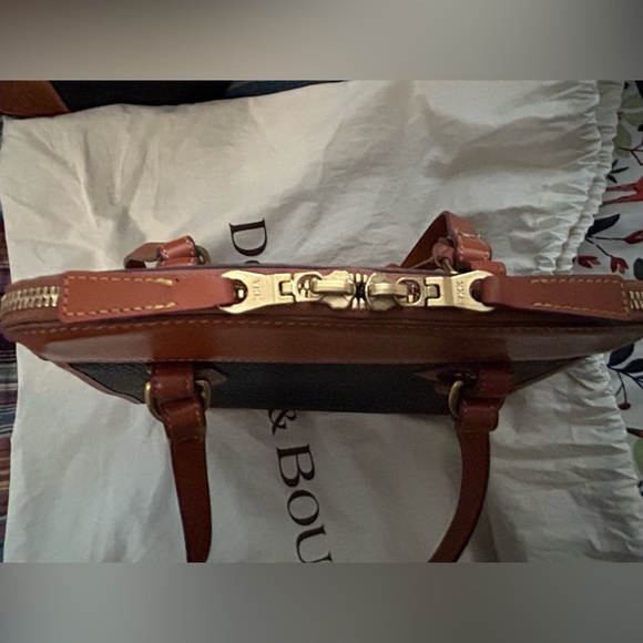 Authentic Dooney & Bourke shoulder bag in gorgeous condition. Beautiful! - Picture 4 of 8